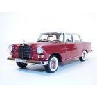 MERCEDES BENZ 200 rouge & toit ivoire 1/18 W110 1966 190